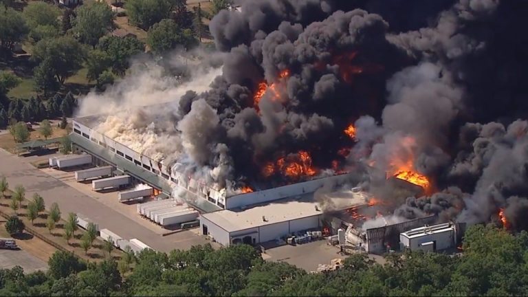 Explotó una planta industrial en Illinois