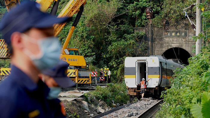Se reportan al menos nueve muertos por accidente de tren en China