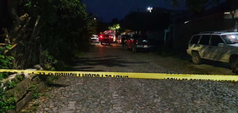 Mujer muere en Cruz Verde de Tlajomulco tras ataque a balazos