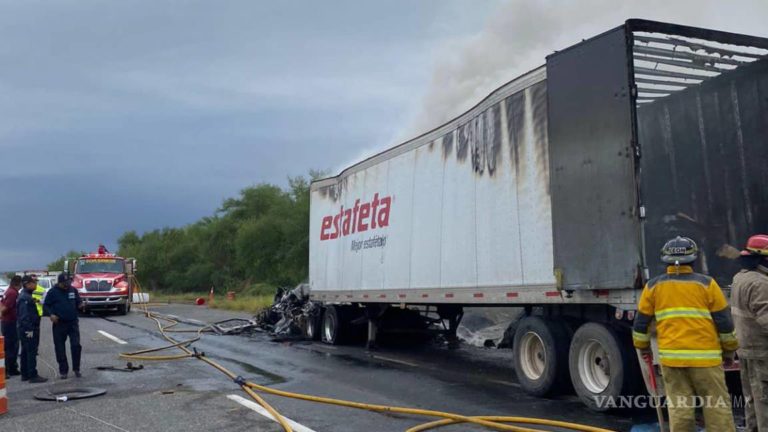 Cierran circulación en carretera libre a Reynosa por incendio de tráiler en Nuevo León