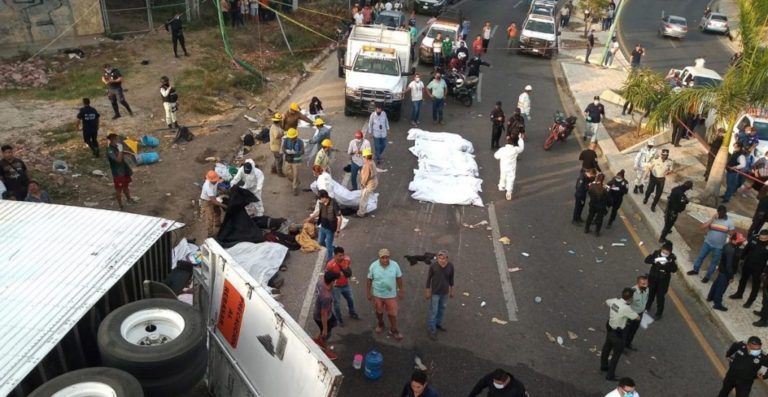 17 extranjeros pierden la vida tras la volcadura de autobús en la Oaxaca-Puebla