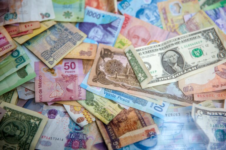Bolsa mexicana continúa con tendencia baja