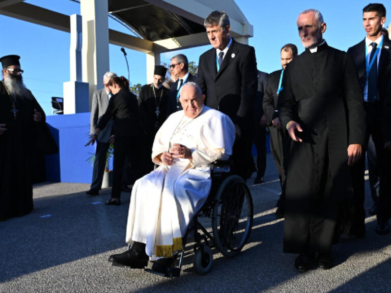 Marsella recibe al papa Francisco; llama a «socorrer» a los migrantes en el mar