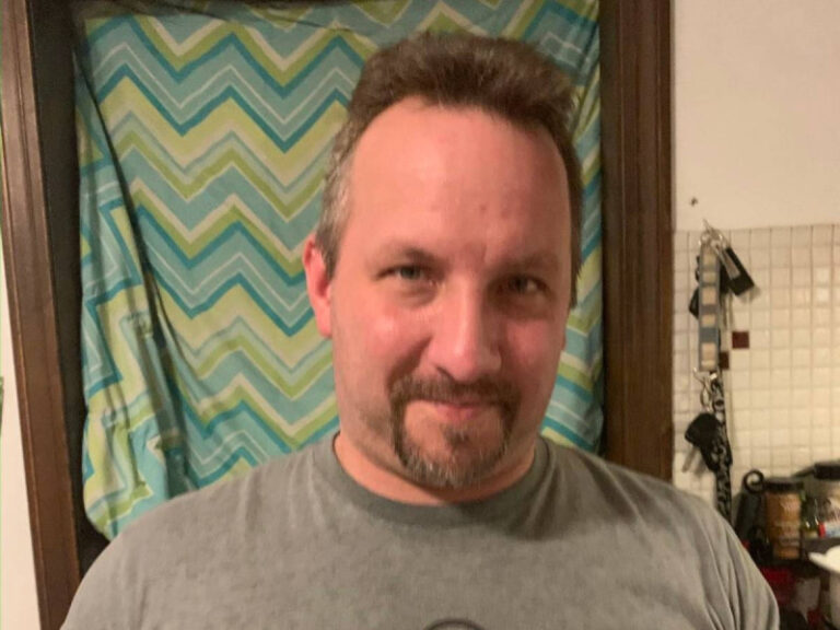 Papá muere ahogado tras salvar con vida a su hijo del mar; lo consideran un ‘héroe’