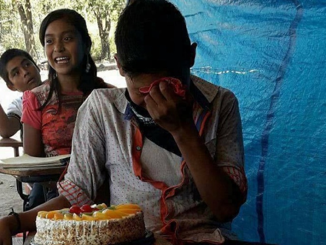 Adolescente llora al recibir su primer pastel de cumpleaños - RR Noticias