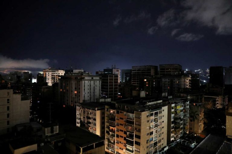 Venezuela atribuye apagón a ‘ataque’; aún hay fallas