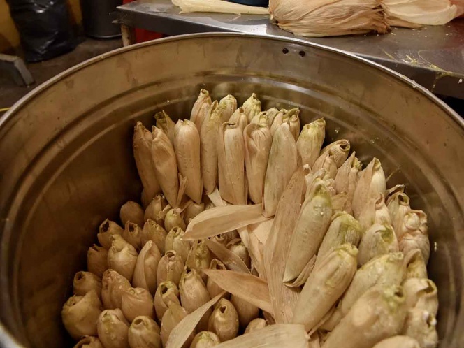 Taxista roba olla de tamales que debía llevar; denuncian en redes