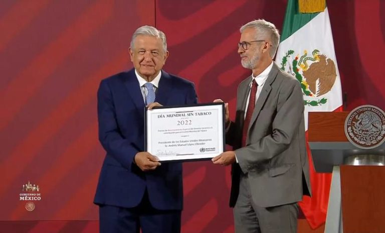 López Obrador, galardonado por OMS con el Premio del Día Mundial sin Tabaco
