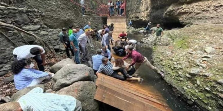 Colapsa puente colgante en Cuernavaca durante reinauguración; caen alcalde y funcionarios