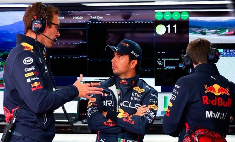 Checo Pérez arremetió contra Russell: ‘Claramente estaba por delante de él’
