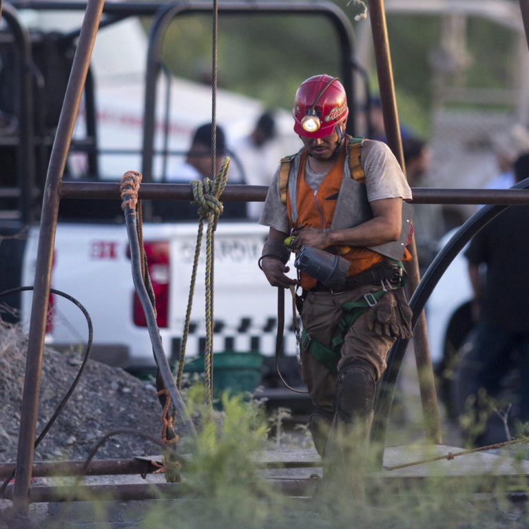 Autoridades perforarán cinco nuevos pozos para salvar a 10 mineros en Coahuila