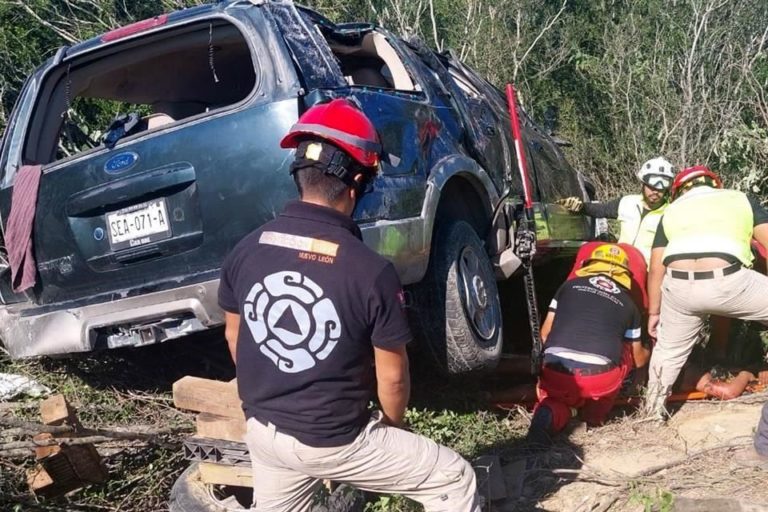 Tres mujeres murieron tras volcar en su camioneta, en Nuevo León