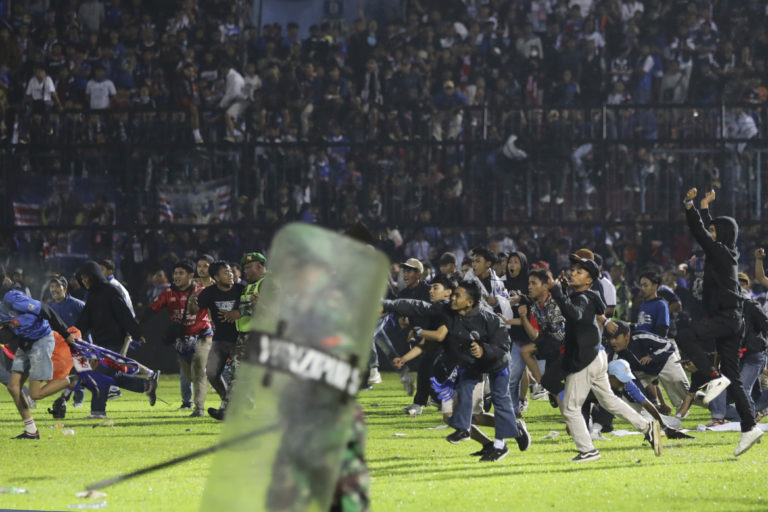 Aumenta número de menores muertos por riña en estadio de Indonesia
