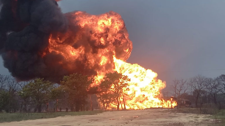 Desalojan a decenas de familias tras explosión de gasoducto de Pemex en Huimanguillo, Tabasco