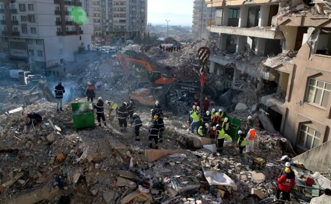 Tres personas son rescatadas en Turquía después de 260 horas bajo escombros