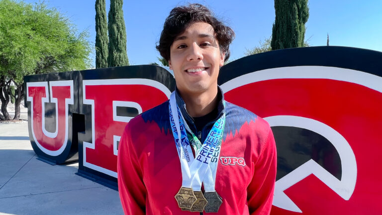 Alumno de la UPQ rompe dos récords estatales en natación