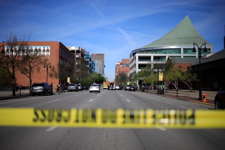 Se reporta tiroteo en edificio bancario de Louisville, Kentucky