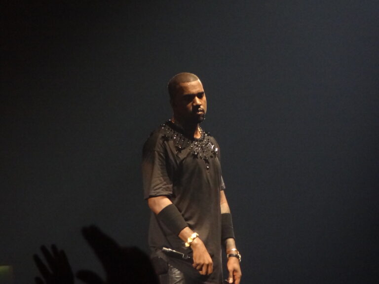 Adidas busca deshacerse de su calzado asociado con Kanye West