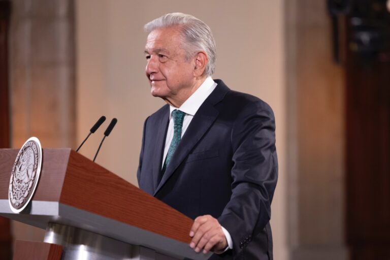 AMLO defiende a gobernador de Veracruz tras protestas