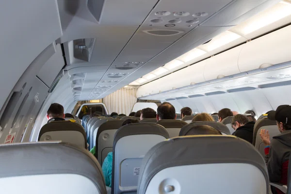 Detienen a pasajero que abrió puerta de avión a 250 metros de altura