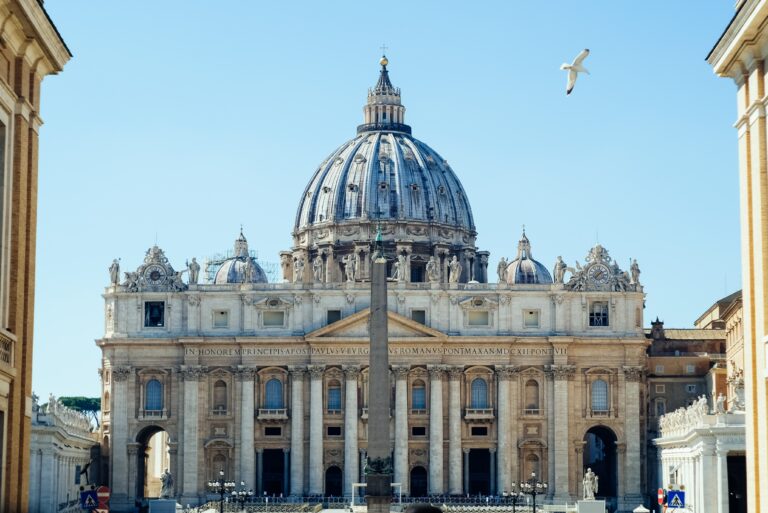 Hombre en auto embiste las puertas del Vaticano