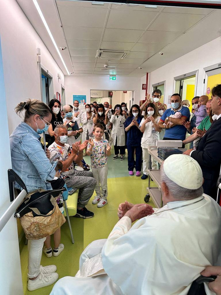 Papa Francisco reaparece tras ser operado