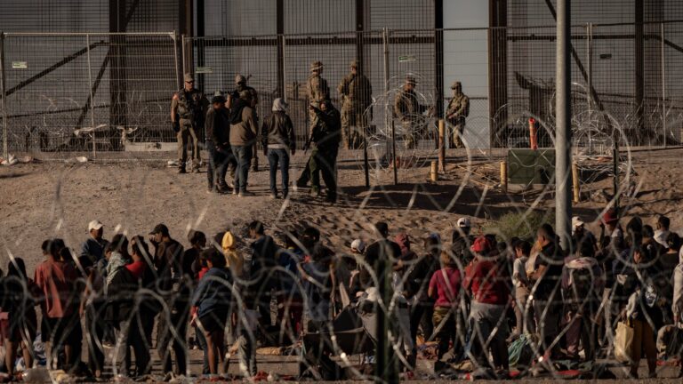 Alguaciles de todo EE.UU. forman coalición contra el “colapso” migratorio de la frontera