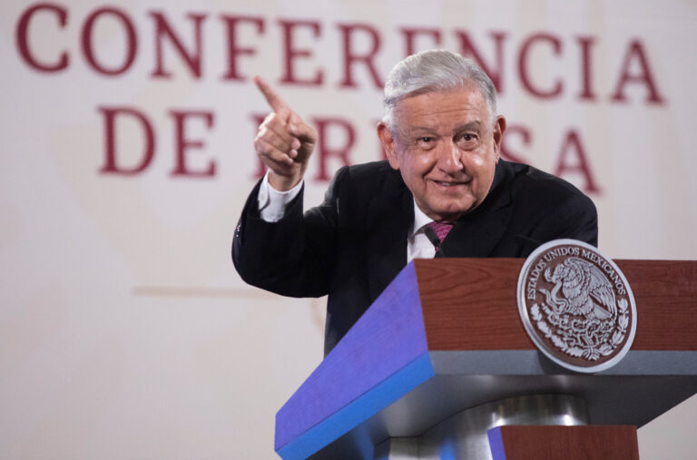 AMLO analiza si firma reforma sobre el límite a publicidad de los estados
