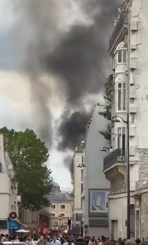 Explosión en edificio de París provoca enorme incendio
