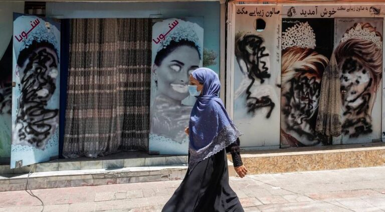Reprimen protesta de mujeres por cierre de salones de belleza en Afganistán