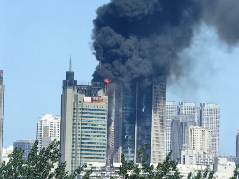 Incendio consume edificio de 20 pisos en China