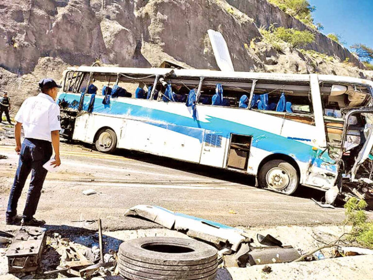 17 muertos y 35 heridos tras accidente en Oaxaca