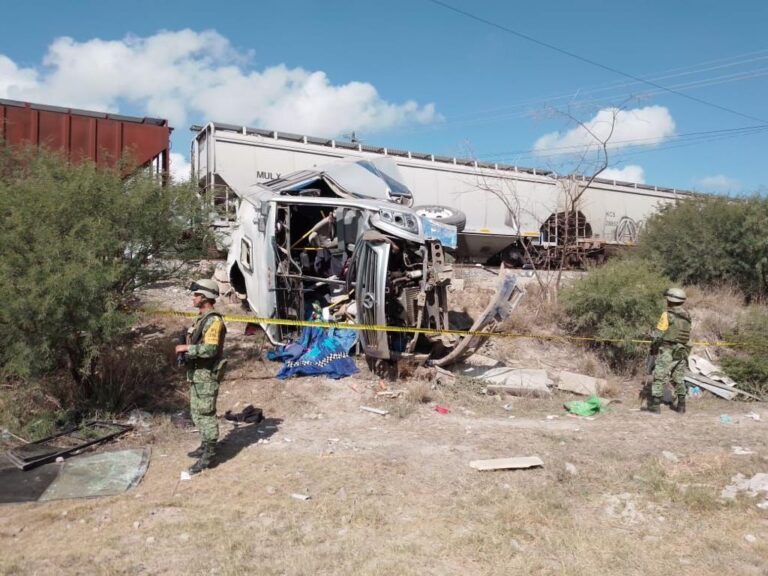 Hay 7 heridos graves por accidente de camión y tren en El Marqués