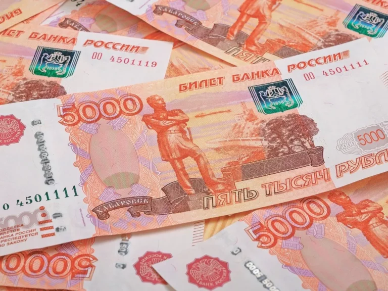 Moneda rusa alcanza su nivel más bajo desde marzo de 2022