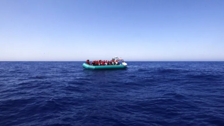 Hallan14 migrantes y 1 cadáver en naufragio en isla griega