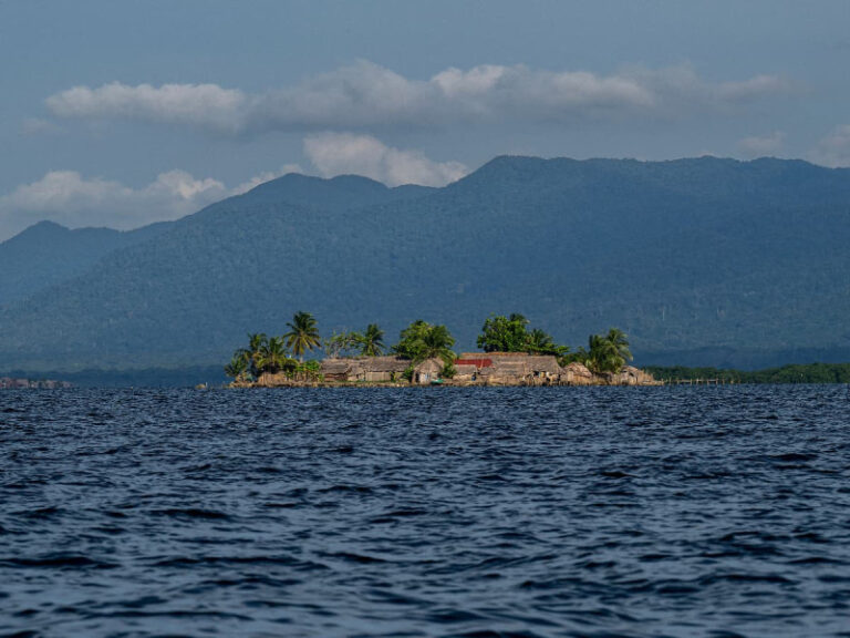 Isla en el Caribe se inunda por el cambio climático