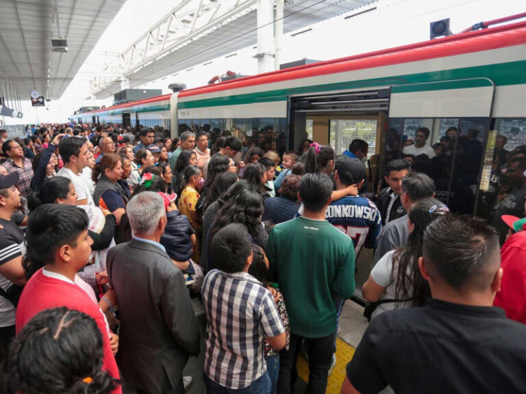 Tren México-Toluca recibe 115 mil pasajeros en primer fin de semana de estreno