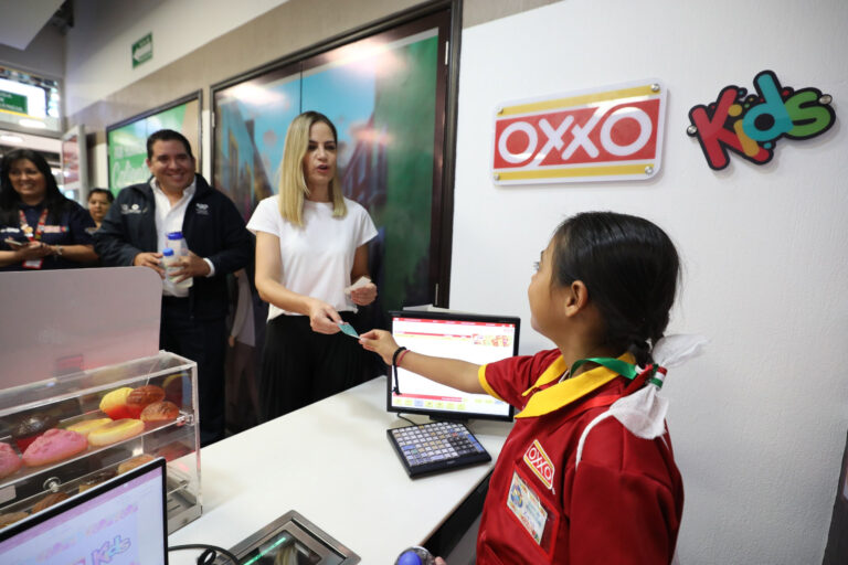 Inauguró Car Herrera OXXO Kids Querétaro