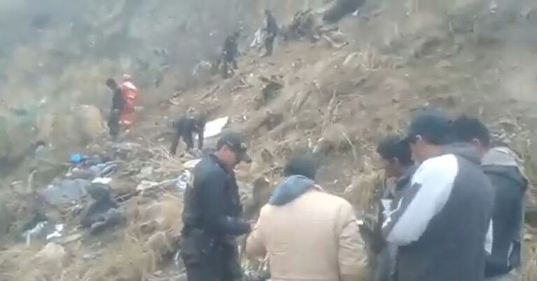 Autobús cae al abismo en Perú; reportan 24 muertos
